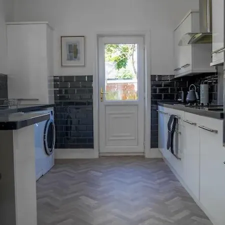 - Sea Views Long Stays, Contractors