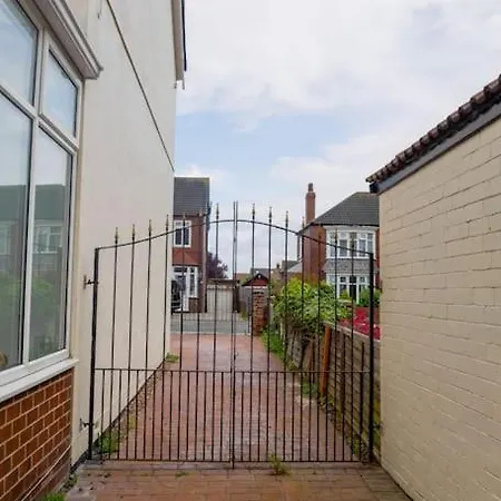 - Sea Views Long Stays, Contractors * Redcar
